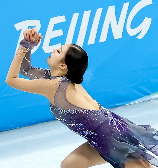 [올림픽] 유영의 올림픽 도전 - 15일 오후 중국 베이징 캐피털 실내경기장에서 열린 2022 베이징 동계올림픽 피겨스케이팅 여자 싱글 쇼트 프로그램에 출전한 유영이 연기를 펼치고 있다. 2022.2.15 연합뉴스