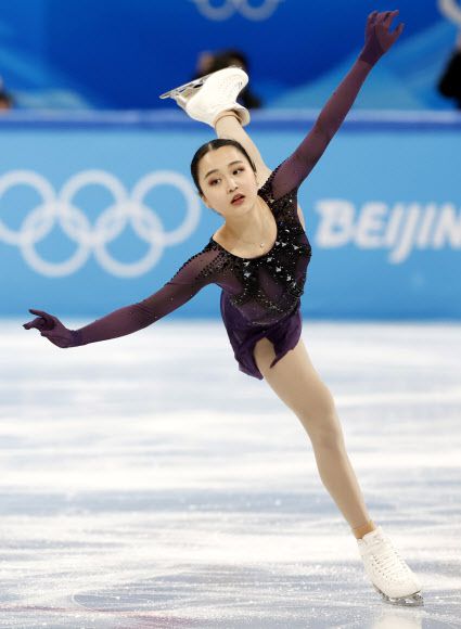 연기 펼치는 주이 - 중국 피겨스케이팅 선수 주이가 15일 중국 베이징 수도체육관에서 열린 베이징동계올림픽 피겨 여자 싱글 쇼트프로그램에서 연기를 펼치고 있다.베이징 EPA 연합뉴스