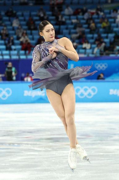 [올림픽] 유영의 멋진 점프 연기 - 유영이 15일 오후 중국 베이징 캐피털 실내경기장에서 열린 2022 베이징 동계올림픽 피겨스케이팅 여자 싱글 쇼트 프로그램에 출전해 드라마 ‘레프트오버(leftovers)’ 사운드트랙(OST) 음악에 맞춰 연기를 펼치고 있다. 2022.2.15 연합뉴스