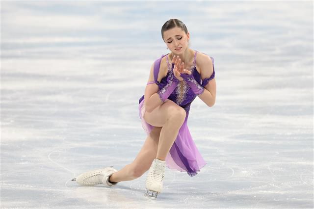 카밀라 발리예바, 도핑 논란 속 쇼트 출전 - 금지 약물을 복용해 논란에 휩싸인 러시아올림픽위원회(ROC)의 카밀라 발리예바가 15일 오후 중국 베이징 수도실내체육관에서 열린 2022 베이징 동계올림픽 피겨 여자 싱글 쇼트프로그램 경기에서 키릴 리히터(Kirill Richter)의 ‘인 메모리엄(In Memoriam)’ 음악에 맞춰 연기하고 있다. 발리예바는 착지 실수에도 1위를 차지했다. 2022.2.15 뉴스1