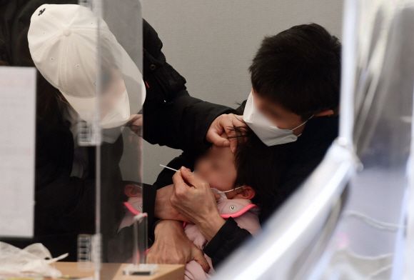 - 코로나19 신규 확진자수가 닷새째 5만명대를 기록한 14일 서울 송파구 선별진료소에서 시민들이 코로나19 신속항원검사를 하고 있다. 2022. 2. 14 박윤슬 기자