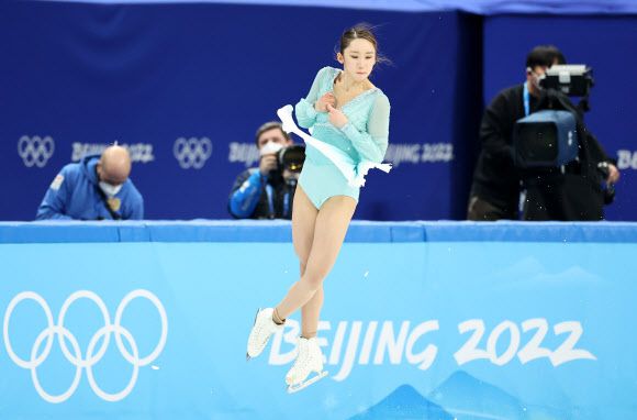 [올림픽] ‘자신있게’ - 김예림이 15일 오후 중국 베이징 캐피털 실내경기장에서 열린 2022 베이징 동계올림픽 피겨스케이팅 여자 싱글 쇼트 프로그램에 출전해 프란츠 리스트의 ‘사랑의 꿈’ 음악에 맞춰 연기를 펼치고 있다. 2022.2.15 연합뉴스