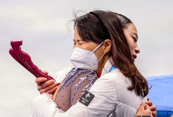 [올림픽] 유영, 성공적인 올림픽 데뷔 - 유영이 15일 오후 중국 베이징 캐피털 실내경기장에서 열린 2022 베이징 동계올림픽 피겨스케이팅 여자 싱글 쇼트 프로그램에 출전해 드라마 ‘레프트오버(leftovers)’ 사운드트랙(OST) 음악에 맞춰 연기를 마친 뒤 하마다 미에 코치와 포옹하고 있다. 2022.2.16 연합뉴스