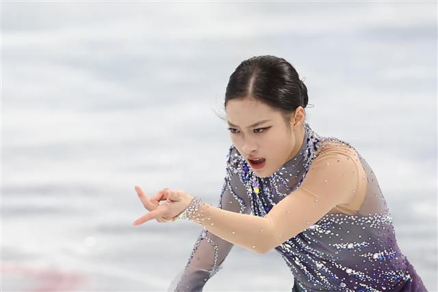 강렬한 연기 펼치는 유영 - 유영이 15일 오후 중국 베이징 수도실내체육관에서 열린 2022 베이징 동계올림픽 피겨 여자 싱글 쇼트프로그램 경기에서 연기를 펼치고 있다. 유영은 쇼트프로그램에서 70.34점을 기록했다. 2022.2.15 뉴스1