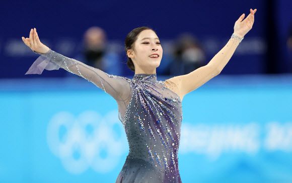 [올림픽] 올림픽 연기 마친 유영 - 유영이 15일 오후 중국 베이징 캐피털 실내경기장에서 열린 2022 베이징 동계올림픽 피겨스케이팅 여자 싱글 쇼트 프로그램에 출전해 드라마 ‘레프트오버(leftovers)’ 사운드트랙(OST) 음악에 맞춰 연기를 마친 뒤 인사하고 있다. 2022.2.15 연합뉴스