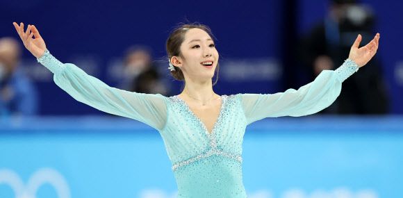 [올림픽] 김예림이 선보인 ‘사랑의 꿈’ - 김예림이 15일 오후 중국 베이징 캐피털 실내경기장에서 열린 2022 베이징 동계올림픽 피겨스케이팅 여자 싱글 쇼트 프로그램에 출전해 프란츠 리스트의 ‘사랑의 꿈’ 음악에 맞춰 연기를 마친 뒤 인사하고 있다. 2022.2.15 연합뉴스