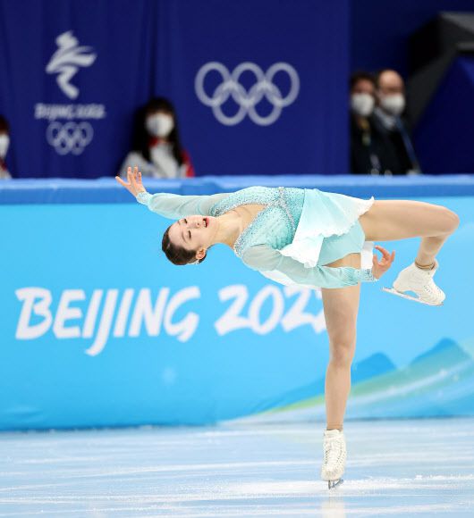 [올림픽] 김예림 ‘사랑의 꿈’ - 김예림이 15일 오후 중국 베이징 캐피털 실내경기장에서 열린 2022 베이징 동계올림픽 피겨스케이팅 여자 싱글 쇼트 프로그램에 출전해 프란츠 리스트의 ‘사랑의 꿈’ 음악에 맞춰 연기를 펼치고 있다. 2022.2.15 연합뉴스