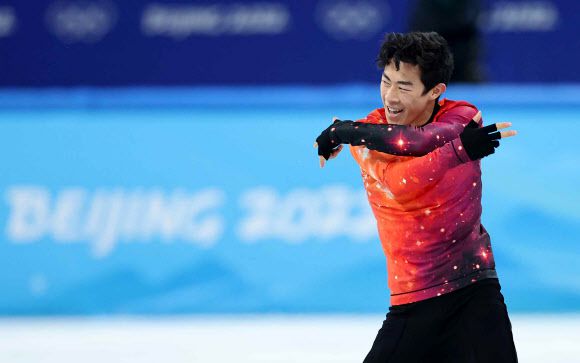 새로운 황제  - 생애 첫 올림픽 금메달을 딴 미국의 피겨 스타 네이선 첸이 10일 베이징 수도체육관에서 진행된 프리스케이팅에서 강렬한 연기를 펼치고 있다.베이징 연합뉴스