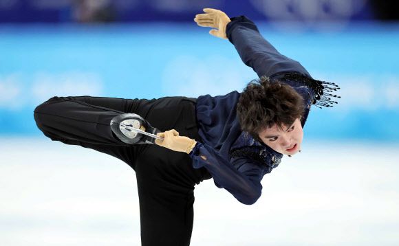 꿈의 무대에서 펼치는 연기 - 차준환이 10일 베이징 캐피털 실내 경기장에서 열린 2022 베이징 동계올림픽 피겨스케이팅 남자 싱글 프리 스케이팅 경기에서 오페라 ‘투란도트’의 음악에 맞춰 연기를 펼치고 있다. 2022.2.10 연합뉴스