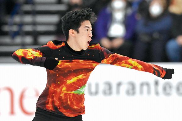 - 네이선 첸(왼쪽)이 10일(한국시간) 미국 테네시주 내슈빌에서 열린 전미피겨스케이팅 선수권대회에서 프리스케이팅 연기를 펼치고 있다. 내슈빌 AP 연합뉴스