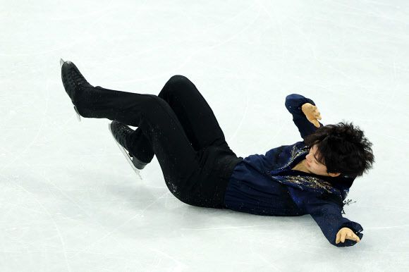실수하는 차준환 - 차준환이 10일 베이징 캐피털 실내 경기장에서 열린 2022 베이징 동계올림픽 피겨스케이팅 남자 싱글 프리 스케이팅 경기에서 넘어지고 있다. 2022.2.10 연합뉴스