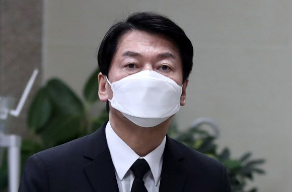 안철수 후보, 숨진 버스 기사 빈소 조문 - 국민의당 안철수 대선 후보가 17일 유세 버스 LED(발광다이오드) 전광판 전원 발전기 사고로 숨진 버스 기사 A씨의 빈소가 마련된 경남 김해시 지내동 김해전문장례식장을 방문하고 있다. 2022.2.17 연합뉴스