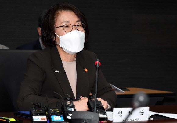 발언하는 임혜숙 장관 - 임혜숙 과학기술정보통신부 장관이 17일 오전 서울 중구 서울중앙우체국에서 열린 과기정통부-통신3사 CEO 간담회에서 발언하고 있다. 연합뉴스.