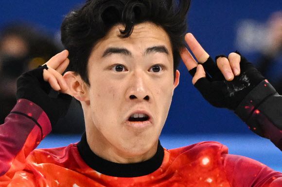 - 네이선 첸이 10일 베이징동계올림픽 피겨스케이팅 남자 싱글 프리스케이팅 연기를 모두 마친 뒤 금메달을 직감한 듯 두 귀를 쫑긋 세우는 듯한 표정을 짓고 있다. [AFP 연합뉴스]