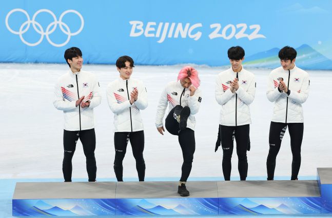 16일 중국 베이징 캐피털 실내 경기장에서 열린 2022 베이징 동계올림픽 쇼트트랙 남자 5000m 계주 결승에서 은메달을 획득한 대한민국 남자 쇼트트랙 대표팀의 곽윤기가 시상대에 올라 세리머니를 하고 있다. 연합뉴스