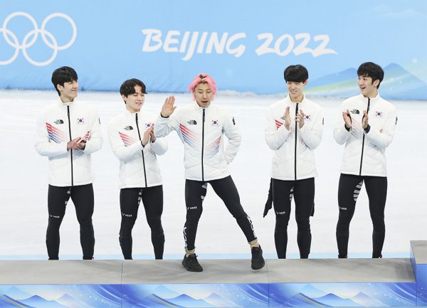16일 중국 베이징 캐피털 실내 경기장에서 열린 2022 베이징 동계올림픽 쇼트트랙 남자 5000m 계주 결승에서 은메달을 획득한 대한민국 남자 쇼트트랙 대표팀의 곽윤기가 시상대에 올라 세리머니를 하고 있다. 연합뉴스