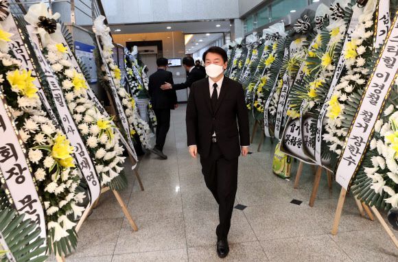 빈소 나서는 안철수 국민의당 대선 후보 - 안철수 국민의당 대선 후보가 17일 오후 선거 유세버스에서 숨진 채 발견된 손평오 논산계룡금산 지역선대위원장의 빈소를 나서고 있다. 안 후보는 김해로 내려가 역시 유세버스 안에서 숨진 버스 운전기사의 빈소를 찾아 조문할 계획이다. 2022.2.17 연합뉴스