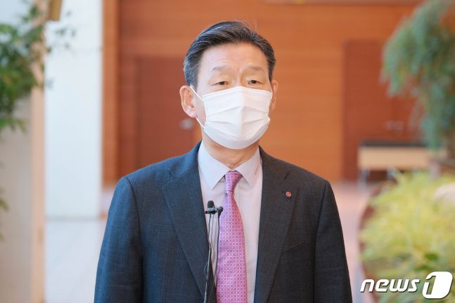 황현식 LG유플러스 대표가 17일 오전 서울 중구 서울중앙우체국에서 열린 통신3사 CEO 간담회를 마치고 취재진과 만나 대화를 하고 있다. 뉴스1.