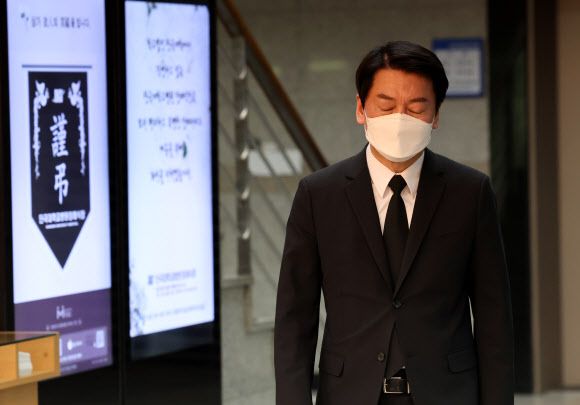 침통한 표정의 안철수 대선후보 - 국민의당 안철수 대선 후보가 15일 오후 유세용 버스에서 발생한 사망사고 관련 사망자가 안치된 천안 단국대학교병원 장례식장에서 침통한 표정으로 나오고 있다. 2022.2.15 연합뉴스