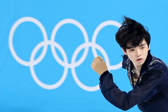 차준환의 아름다웠던 올림픽 - 차준환이 10일 베이징 캐피털 실내 경기장에서 2022 베이징 동계올림픽 피겨스케이팅 남자 싱글 프리 스케이팅 경기에서 오페라 ‘투란도트’의 음악에 맞춰 연기를 펼치고 있다. 그는 쇼트프로그램 점수 99.51점을 합한 최종 총점 282.38점으로 네이선 첸(미국·332.60점), 가기야마 유마(310.05점), 우노 쇼마(293.00점), 하뉴 유즈루(283.21점·이상 일본)에 이어 전체 5위 자리에 올랐다. 한국 선수가 올림픽 피겨에서 5위 이내에 이름을 올린 건 김연아 이후 처음이다. 2022.2.10 연합뉴스