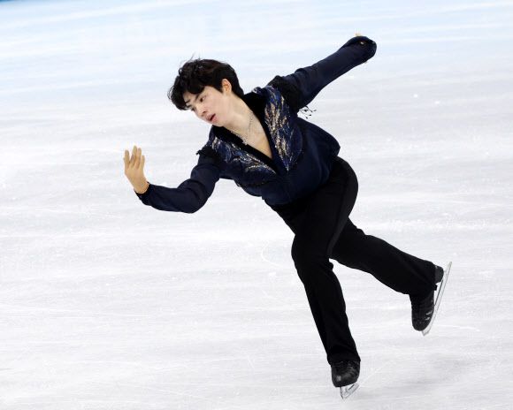 피겨 차준환 올림픽 ‘톱5’ 새역사 - 한국 남자 피겨의 역사를 새로 쓴 차준환이 10일 중국 베이징 수도체육관에서 열린 베이징동계올림픽 피겨스케이팅 남자 싱글 프리스케이팅에서 오페라 ‘투란도트’에 맞춰 우아한 연기를 펼치고 있다. 총점 282.38점을 얻으며 개인 최고점을 경신한 차준환은 전체 5위에 올랐다. 2018 평창올림픽에서 자신이 세웠던 한국 남자 피겨의 최고 성적(15위)을 10계단이나 끌어올린 것이다.베이징 연합뉴스