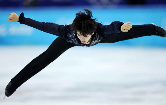 차준환의 올림픽 연기 - 차준환이 10일 베이징 캐피털 실내 경기장에서 열린 2022 베이징 동계올림픽 피겨스케이팅 남자 싱글 프리 스케이팅 경기에서 오페라 ‘투란도트’의 음악에 맞춰 연기를 펼치고 있다. 2022.2.10 연합뉴스