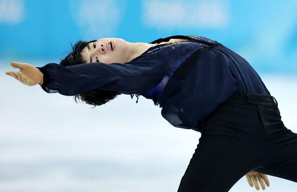 베이징에 울려 퍼진 차준환의 ‘투란도트’ - 차준환이 10일 베이징 캐피털 실내 경기장에서 2022 베이징 동계올림픽 피겨스케이팅 남자 싱글 프리 스케이팅 경기에서 오페라 ‘투란도트’의 음악에 맞춰 연기를 펼치고 있다. 그는 쇼트프로그램 점수 99.51점을 합한 최종 총점 282.38점으로 네이선 첸(미국·332.60점), 가기야마 유마(310.05점), 우노 쇼마(293.00점), 하뉴 유즈루(283.21점·이상 일본)에 이어 전체 5위 자리에 올랐다. 한국 선수가 올림픽 피겨에서 5위 이내에 이름을 올린 건 김연아 이후 처음이다. 2022.2.10 연합뉴스