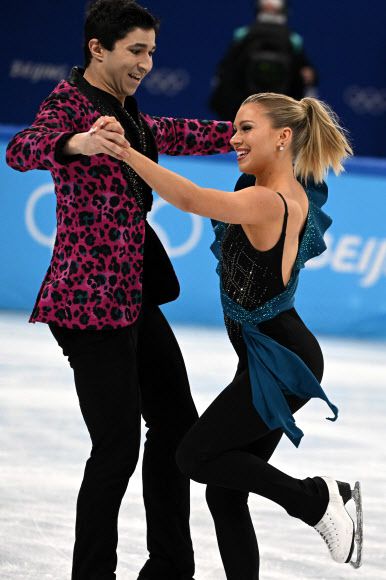 바지 의상 입은 캐나다의 마조리 라조이 - 12일 열린 2022 베이징동계올림픽 피겨 아이스댄스 리듬댄스 경기에서 캐나다의 마조리 라조이와 재커리 라가가 연기를 펼치고 있다.베이징 AFP 연합뉴스