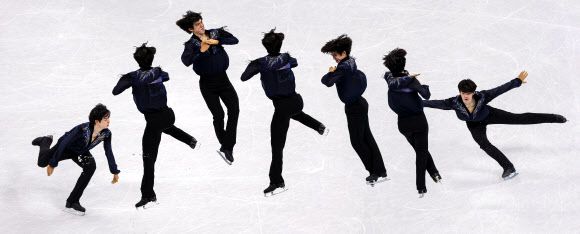 - 차준환이 10일 베이징 수도체육관에서 열린 베이징동계올림픽 피겨스케이팅 남자 싱글 프리스케이팅 경기에서 오페라 ‘투란도트’의 음악에 맞춰 ‘트리플(3회전) 살코’ 점프를 뛰고 있다. 차준환의 점프 사진을 연속으로 촬영해 하나로 합쳤다.베이징 연합뉴스