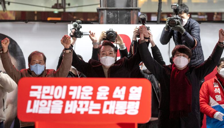 이준석?홍준표 손잡은 윤석열 ‘원팀’ - (대구=뉴스1) 구윤성 기자 = 윤석열 국민의힘 대선 후보가 18일 오후 대구 중구 동성로 거리에서 이준석 대표와 홍준표 의원과 함께 유세를 펼치고있다. 2022.2.18/뉴스1