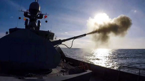 러 전함 30척, 흑해 결집 - 러시아 해군이 14일(현지시간) 흑해함대 등 총 30여척의 전함을 우크라이나 인근 흑해에 이동시켜 군사훈련을 진행하고 있다. 사진은 흑해함대 소속 전함이 가상으로 설정한 적의 잠수함을 향해 포격하는 모습.크림반도 타스 연합뉴스