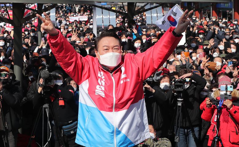 윤석열, 김천 시민들에게 지지 호소 - 국민의힘 윤석열 대선 후보가 18일 오후 경북 김천시 김천역 광장에서 열린 유세에서 지지자들에게 인사하고 있다. 2022.2.18 [공동취재] 연합뉴스