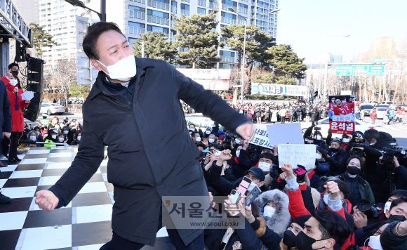 ‘정권교체 어퍼컷’ 날리고 - 윤석열 국민의힘 대선후보가 17일 서울 송파구 석촌호수에서 열린 ‘경제를 살리는 대통령’ 송파 유세에서 지지자들을 향해 ‘어퍼컷 세리머니’를 하기 위해 주먹을 불끈 쥐고 있다.정연호 기자