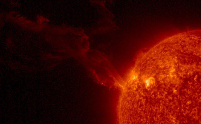 지난 15일 홍염을 내뿜는 태양의 모습. 사진=ESA