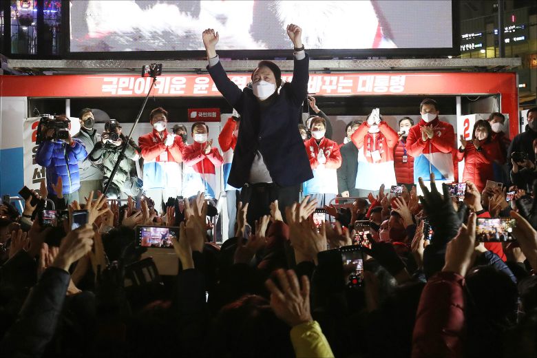 창원 방문한 윤석열 ‘PK 표심을 잡아라’ - (창원=뉴스1) 구윤성 기자 = 윤석열 국민의힘 대선후보가 19일 오후 경남 창원 성산구 상남분수광장에서 열린 ‘첫째도 경제, 둘째도 경제, 창원경제 살리기!’ 창원 유세에서 지지자들의 호응을 이끌고 있다. 2022.2.19/뉴스1