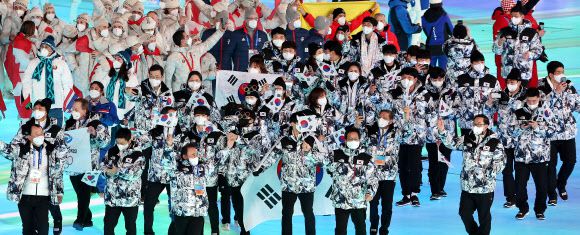 [올림픽] 폐회식 입장하는 대한민국 선수단 - 20일 중국 베이징 국립경기장에서 열린 2022 베이징 동계올림픽 폐회식에서 대한민국 선수단이 입장하고 있다. 2022.2.20 연합뉴스