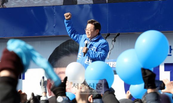 이재명 더불어민주당 대선 후보가 20일 오후 경기도 안양시 안양중앙공원에서 열린 “’안양’하세요, 이재명과 발전하는 경기 남부!” 안양 유세에서 지지자들의 환호에 손을 들어 답하고 있다.  2022. 2. 20 정연호 기자