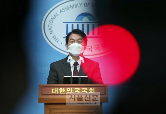 안철수 국민의당 대선 후보가 20일 오후 서울 여의도 국회 소통관에서 긴급기자회견을 하고 있다. 안 후보는 윤석열 국민의힘 후보와의 단일화와 관련해  “더 이상 답변을 기다리는 것은 무의미하다. 저의 길을 가겠다”고 밝히며 단일화 결렬을 선언한 뒤 “윤석열 후보가 책임있는 답변을 해야 함에도 불구하고 1주일동안 무대응으로 일관했다”고 말했다. 2022. 2. 20 정연호 기자