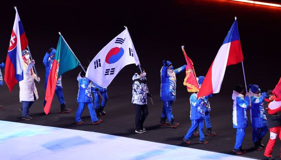[올림픽] 태극기 든 차민규 - 20일 중국 베이징 국립경기장에서 열린 2022 베이징 동계올림픽 폐회식에서 대한민국 선수단 기수인 스피드스케이팅 남자 500m 은메달리스트 차민규가 태극기를 들고 입장하고 있다. 2022.2.20 연합뉴스
