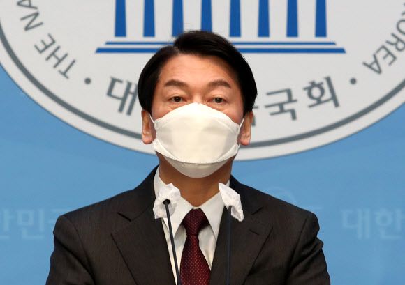 안철수 “제 길 굳건히 가겠다”…단일화 결렬 선언 - 국민의당 안철수 대선후보가 20일 국회 소통관에서 “지난 일주일 기다리고 지켜보았다. 더이상의 무의미한 과정과 시간을 정리하겠다”며 국민의힘 윤석열 후보와의 단일화 결렬을 선언하고 있다. 2022.2.20 국회사진기자단