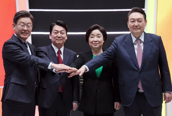 21일 오후 서울 마포구 MBC 미디어센터 공개홀에서 열린 중앙선거방송토론위원회 주관 제20대 대통령선거 후보 초청 1차 토론회에 앞서 대선 후보들이 기념촬영을 하고 있다.  2022. 2. 21 정연호 기자