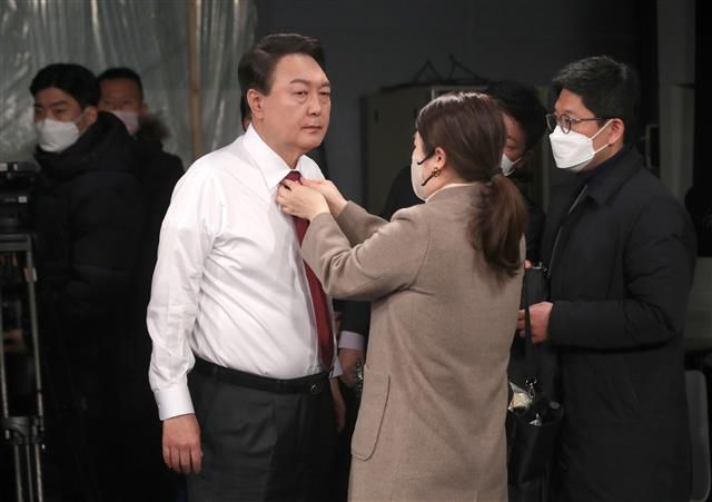 윤석열(왼쪽) 국민의힘 대선후보가 지난 20일 서울 중구의 한 방송사 스튜디오에서 광고 촬영을 준비하는 모습.뉴스1