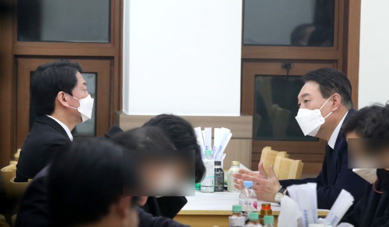 윤석열 국민의힘 대선 후보가 16일 저녁 천안 단국대병원에 마련된 국민의당 고 손평오 논산·계룡·금산 지역선대위원장의 빈소를 조문한 뒤 국민의당 안철수 대선 후보를 위로하고 있다. 2022.2.16 공동취재.