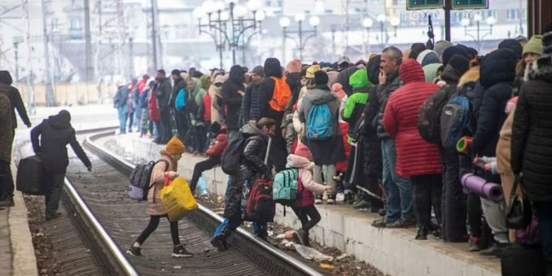 우크라이나 서부 리비우에서 폴란드로 향하는 기차를 기다리는 우크라이나 피난민들 사진=데일리메일