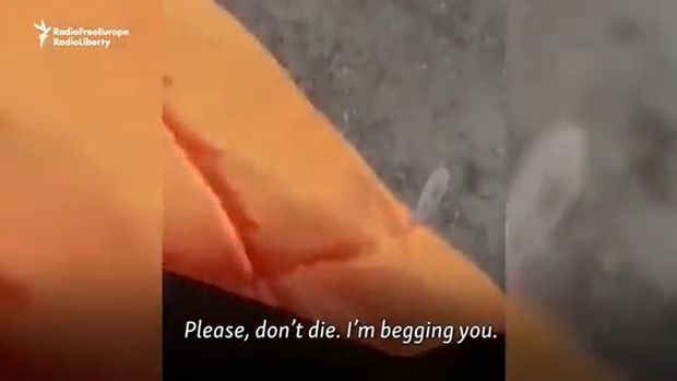 아들은 쓰러진 아버지를 붙들고 “아빠 제발 죽지마요. 내가 이렇게 빌게요. 움직이지 마요. 버텨주세요. 여기서 빠져나가요. 아빠 살아있는 거죠? 걱정마요. 내가 구해줄게요”라고 애원했다.