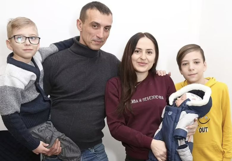 뒤늦게 폴란드행 피란길에 합류한 두 어린 아들과 부부, 그리고 신생아 루카