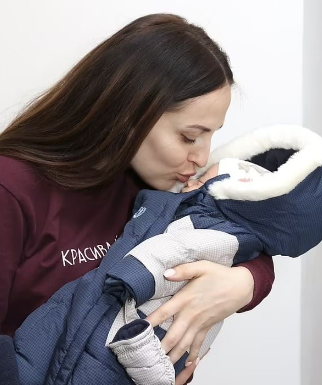 우크라이나 난민 중 처음으로 태어난 신생아인 ‘루카’(왼쪽)와 루카의 어머니 크세니아