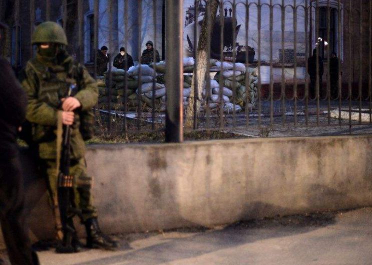 러시아 우크라이나 침공 사태로 시내에 곳곳에 배치된 무장한 군인들의 모습. 출처 웨이보