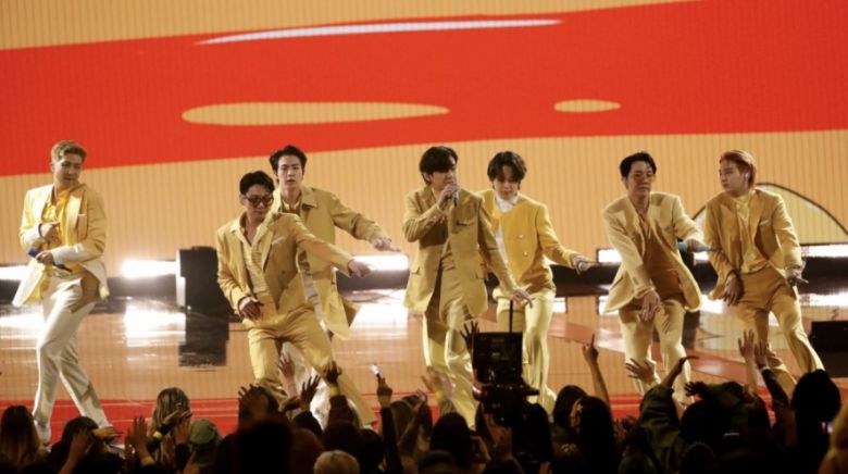 AMA 무대서 히트곡 ‘버터’ 부르는 ‘3관왕’ BTS - 21일(현지시간) 미국 캘리포니아주 로스앤젤레스 마이크로소프트 시어터에서 열린 ‘아메리칸 뮤직 어워즈’(American Music Awards·AMA) 시상식 무대에서 그룹 방탄소년단(BTS)이 히트곡 ‘버터’(Butter)를 부르며 시상식 마지막 무대를 장식하고 있다. 이날 이들은 대상 격인 ‘아티스트 오브 더 이어’(Artist Of The Year)를 비롯해 ‘페이보릿 팝 듀오 오어 그룹’(Favorite Pop Duo or Group)과 ‘페이보릿 팝송’(Favorite Pop Song) 부문에서 수상해 3관왕에 올랐다. 2021.11.22  로스앤젤레스 로이터 연합뉴스