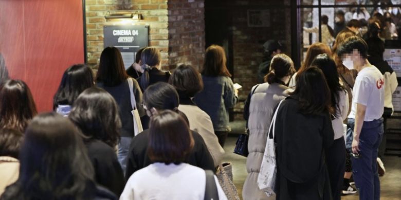 ‘BTS 콘서트 극장 생중계 보러왔어요’ - 12일 오후 서울 용산구 CGV 용산아이파크몰점에서 ‘BTS 퍼미션 투 댄스 온 스테이지-서울: 라이브 뷰잉’을 보러온 BTS 팬들이 줄지어 입장하고 있다. 2022.3.12 연합뉴스